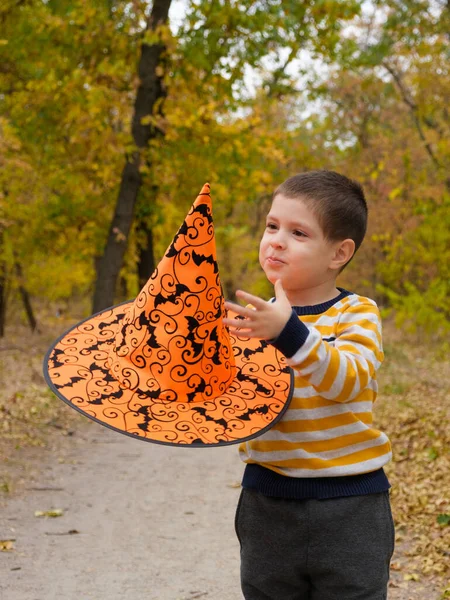 Niño Con Una Chaqueta Rayas Sostiene Gran Sombrero Naranja Con — Foto de Stock