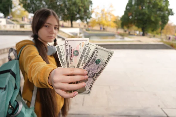 Дівчинка-підліток показує багато доларів з місцем для тексту . — стокове фото