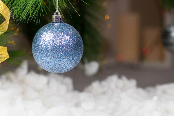 Carte de Noël avec une boule bleue et un ruban sur une branche d'épinette. Place pour le texte. — Photo