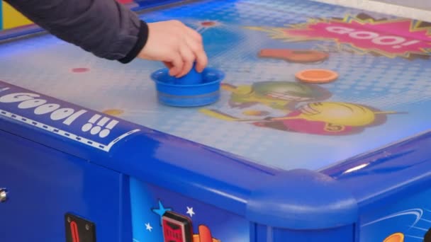 En kvinna spelar air hockey, slår pucken och gör mål — Stockvideo