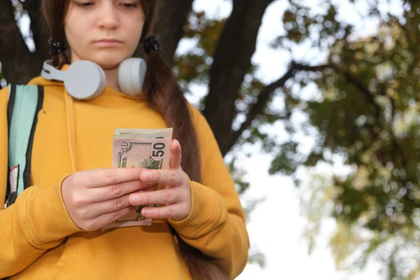 Teenage dívka počítá dolarové bankovky s místem pro text. — Stock fotografie