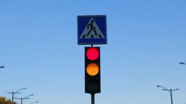 Trafik ışığı ve yaya geçidi tabelası, trafik ışıklarının yeşil ışığı yandı.