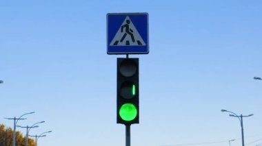 Gökyüzüne doğru kırmızı bir trafik ışığı yandı.