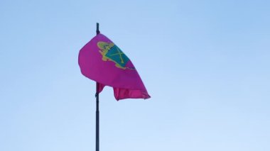 Mavi gökyüzüne karşı Zaporozhye şehrinin pembe bayrağı.