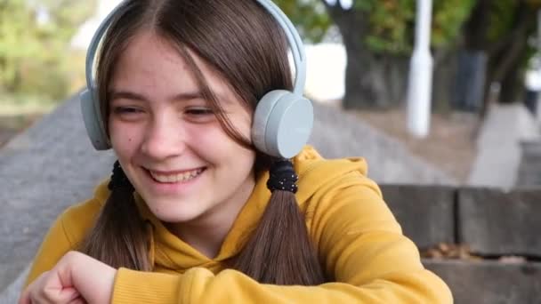 13 세의 10 대 소녀가 음악을 듣고 웃는다. 2021 년 11 월 12 일 우크라이나, 자포 리즈 예 — 비디오