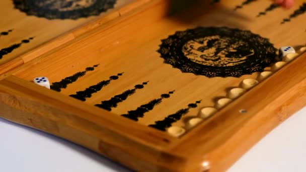 El jugador toma tres cinco dados del tablero de backgammon. — Vídeo de stock