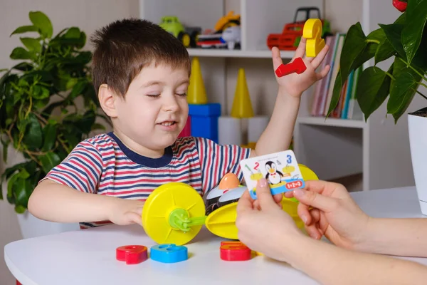 Mãe e filho estão envolvidos em jogos de matemática, a criança se entrega e joga números — Fotografia de Stock