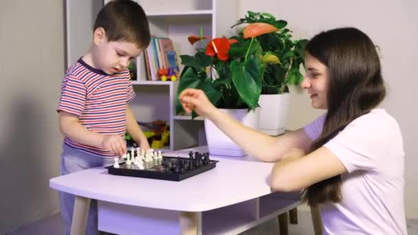 Mutter und Sohn spielen zu Hause Schach — Stockvideo