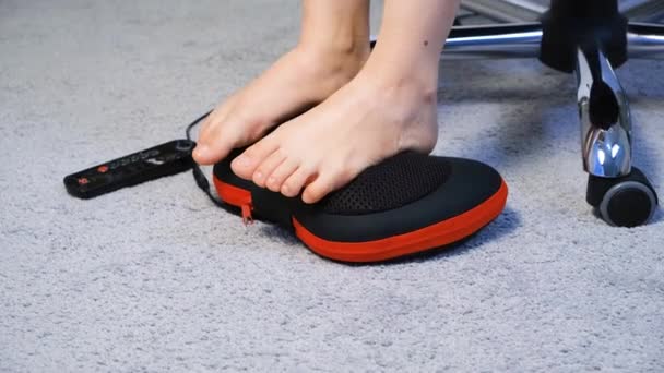 女性の足と電動自動マッサージ、マッサージ枕と足のマッサージ. — ストック動画