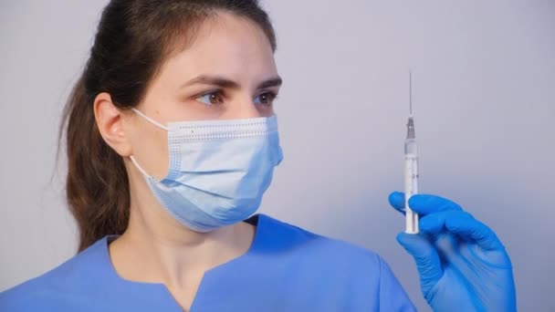 Ο γιατρός ή η νοσοκόμα κρατά τη σύριγγα και δείχνει με ένα δάχτυλο μια χειρονομία σιωπής — Αρχείο Βίντεο
