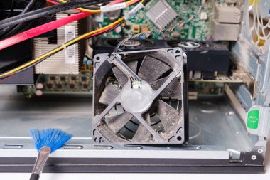 Kirli soğutucu havalandırma sistemi bilgisayar, tozdan temizleme.