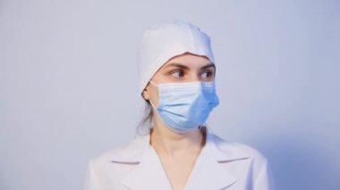 Bir doktor etrafına bakar, sessiz bir parmak işareti gösterir, sessiz bir jest..