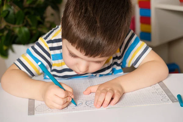 Дошкільна дитина вчиться писати, пише книгу . — стокове фото