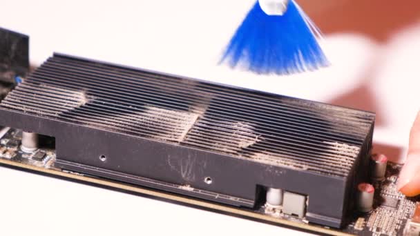 Průvodce počítačem vyčistí kartu od prachu. — Stock video