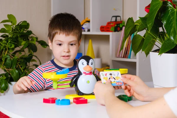 Mãe Filho Brincam Com Números Pesam Pinguim Uma Balança Brinquedo — Fotografia de Stock