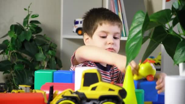Ein Vorschulkind Spielt Einen Hubschrauber Der Einem Tisch Sitzt Würfel — Stockvideo