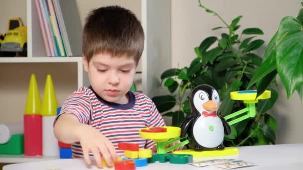 Ein Vorschulkind Lernt Zahlen Wiegt Zahlen Auf Einer Pinguinwaage — Stockvideo