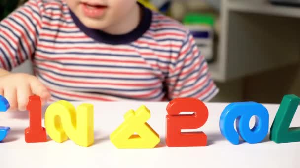 Ένα Αγόρι Ετών Μαθαίνει Μετράει Οργανώνει Πολύχρωμες Φιγούρες Αριθμών — Αρχείο Βίντεο