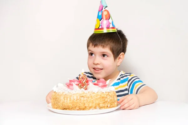 Niño Celebra Tercer Cumpleaños Sentado Una Mesa Sobre Fondo Blanco —  Fotos de Stock