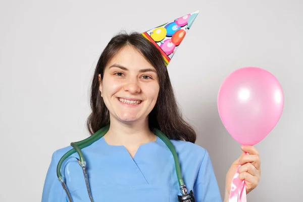 Dokter Houdt Een Feestelijke Ballon Glimlacht Gelukkige Doktersdag — Stockfoto