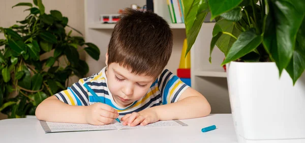 Дошкільна дитина вчиться писати, пише книгу . — стокове фото