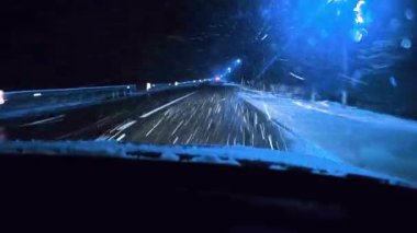 Kışın ilk kar, araba kullanırken arabanın manzarası, araba farlarının ışığı..