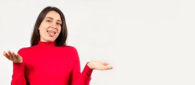 Kırmızılı bir kadın ağzında hapla sorunların çözümünü elleriyle gösteriyor. Mesajlaşmak için yeri olan bir afiş.