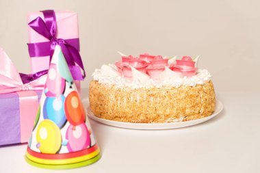 Masanın üzerinde güllerle süslenmiş güzel bir pasta.