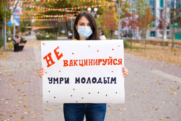 Žena Ochranné Masce Drží Plakát Který Říká Rusky Překlad Nenechte — Stock fotografie