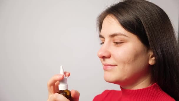 Пациентка пихает спрей в нос для лечения ринита, аллергии с затрудненным дыханием — стоковое видео