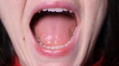 Temporomandibular eklem bozukluğu olan bir hasta ağzını geniş bir şekilde açar, alt çenesini yana doğru tıklar ve kaydırır
