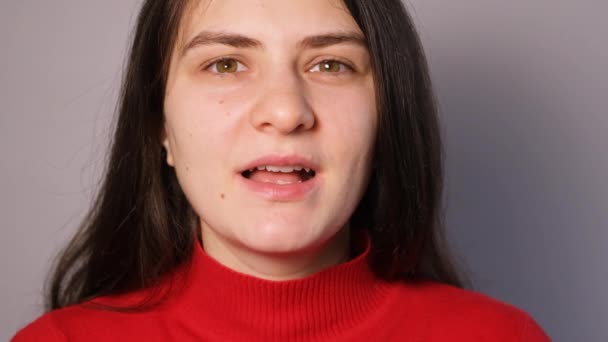 Ein Patient mit Kiefergelenk-Dysfunktion öffnet den Mund weit, klickt und schiebt den Unterkiefer zur Seite — Stockvideo