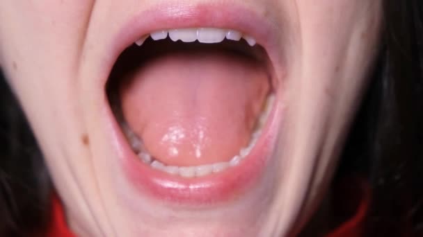 En patient med temporomandibulär leddysfunktion öppnar munnen brett, klickar och flyttar underkäken i sidled — Stockvideo