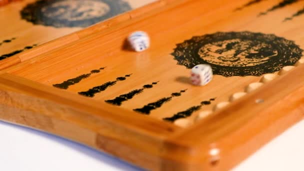 Der Spieler nimmt sechs zwei Würfel vom Backgammonbrett. — Stockvideo