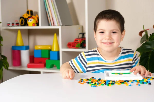Menino Anos Brinca Com Mosaico Recolhe Uma Imagem Pequenas Peças — Fotografia de Stock