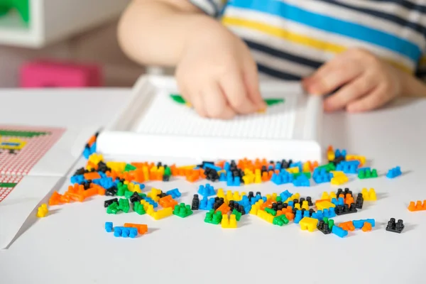 Manos de bebé y mosaicos. Juguetes para el desarrollo de habilidades motoras finas y pensamiento creativo. — Foto de Stock