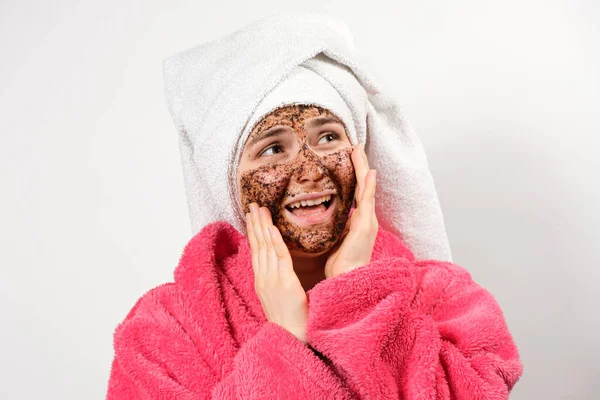 Una mujer con una máscara en la cara con la boca abierta mira hacia otro lado, alérgica a la composición de cosméticos para el cuidado facial —  Fotos de Stock