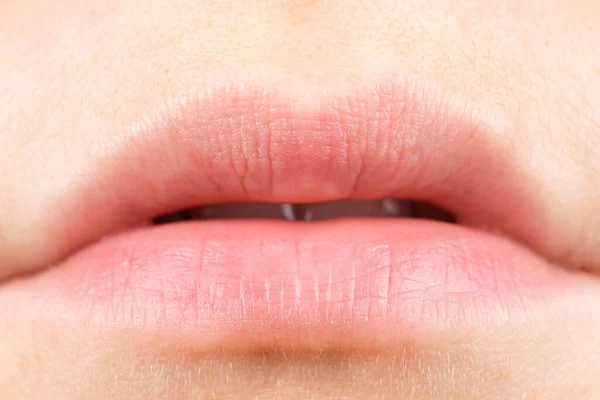 Menschliche weibliche Lippen Nahaufnahme, Makrofotografie, natürlich, ohne Make-up. — Stockfoto
