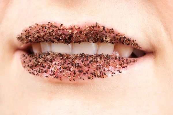 Damenlippen mit Kaffeesalzpeeling für die Haut der Lippen, Peeling und Lippenpflege zu Hause. — Stockfoto