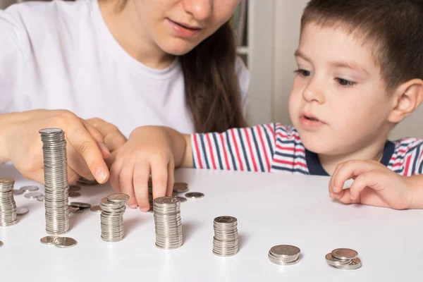 Родитель учит ребенка, как обращаться с деньгами. Курс финансовой грамотности для детей дошкольного и школьного возраста. — стоковое фото