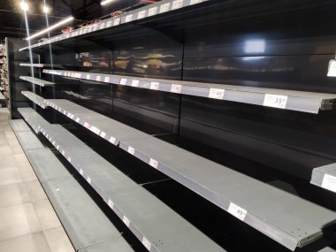 1 Mart 2022, Ukrayna, Zaporozhye. Ukrayna 'daki savaş yüzünden marketteki boş raflar, mağazalara mal teslimi sorunu, Rusya' nın Ukrayna 'ya saldırısı...