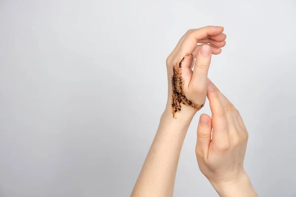 Szorowanie kawy na dłoniach kobiet, pielęgnacja ciała i dłoni, szorowanie i plądrowanie, miejsce na tekst — Zdjęcie stockowe