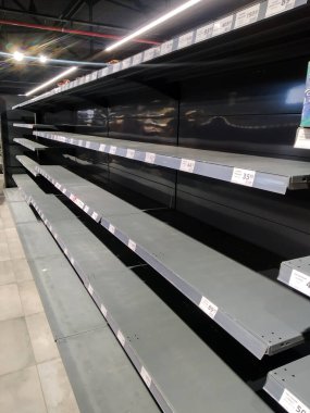 1 Mart 2022, Ukrayna, Zaporozhye. Ukrayna 'daki savaş yüzünden marketteki boş raflar, mağazalara mal teslimi sorunu, Rusya' nın Ukrayna 'ya saldırısı...