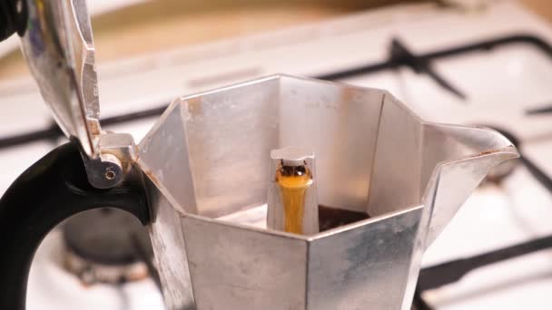 Het proces van het maken van natuurlijke koffie in een geiser aluminium koffiezetapparaat op een gasfornuis — Stockvideo