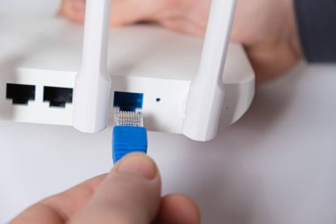 Büyücü internet kablosunu Wi-Fi yönlendiricisine yerleştiriyor. İnternet bağlantısı