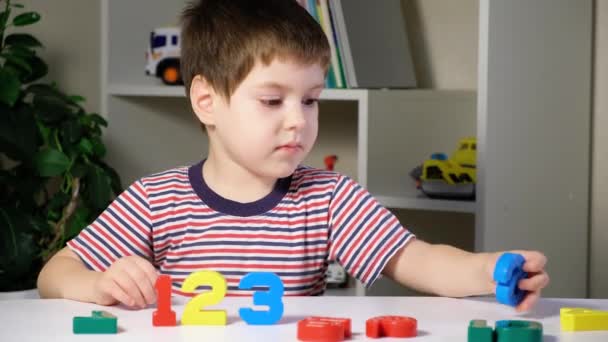 Menino Anos Aprende Contar Arranja Figuras Multicoloridas Números — Vídeo de Stock