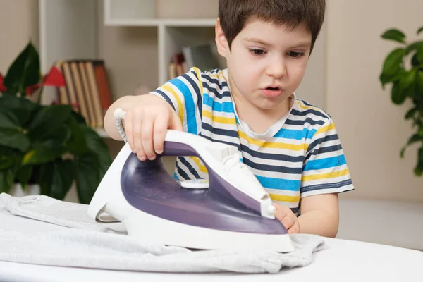 Ein Junge Von Jahren Lernt Ein Bügeleisen Eiserne Kleidung Auf — Stockfoto