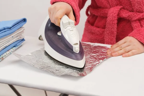 Hausfrau Reinigt Die Sohle Des Bügeleisens Von Der Ablagerung Mit — Stockfoto