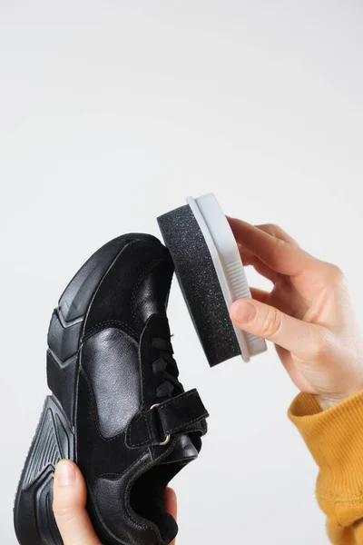 The woman cleanses and applies the cream to the black crumble of the child with a sponge. On a white background, close-up — Stock Photo, Image