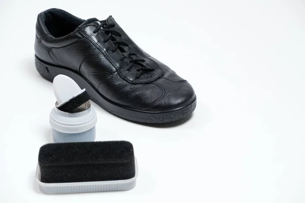 Schoencrème Met Spons Zwarte Herenleren Schoenen Een Witte Achtergrond Schoenonderhoud — Stockfoto